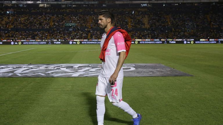 Oribe Peralta al final de un partido con Chivas