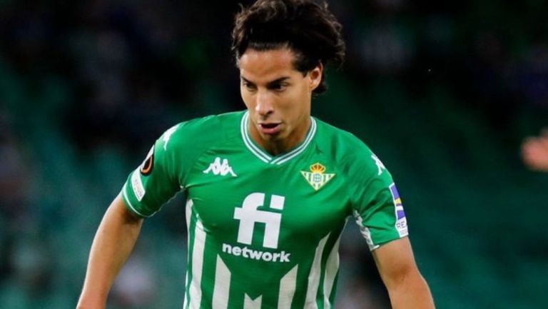 Lainez en un partido con el Betis