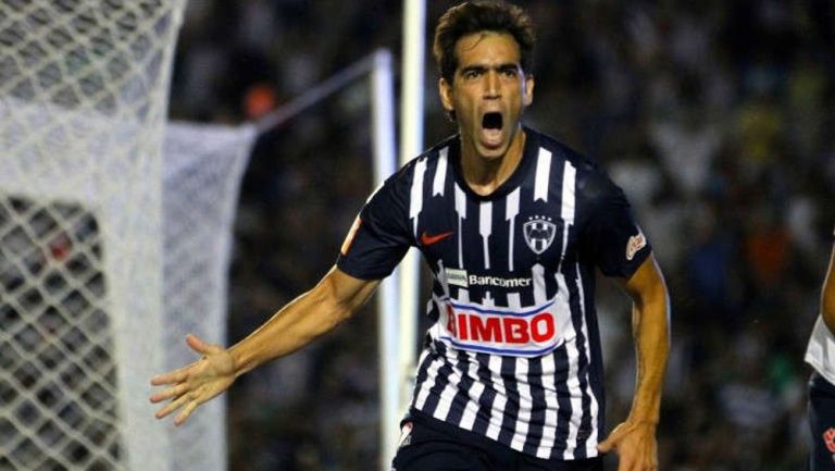 Chelito Delgado en acción con Rayados 