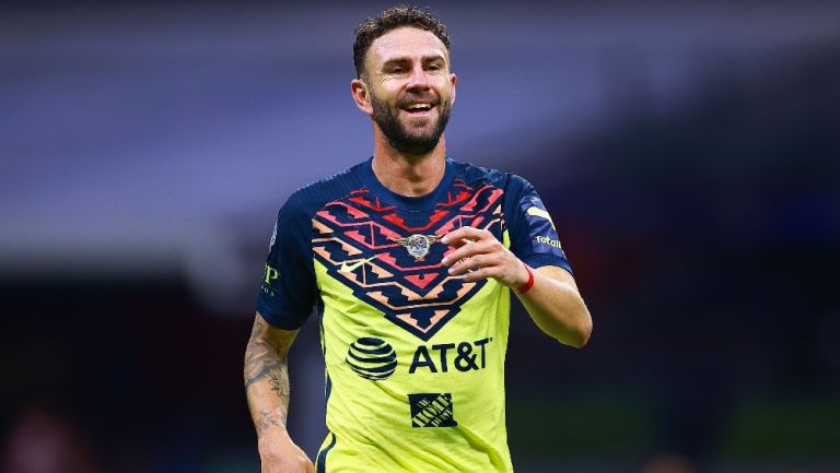 Miguel Layún jugando partido con el América en la Liga MX