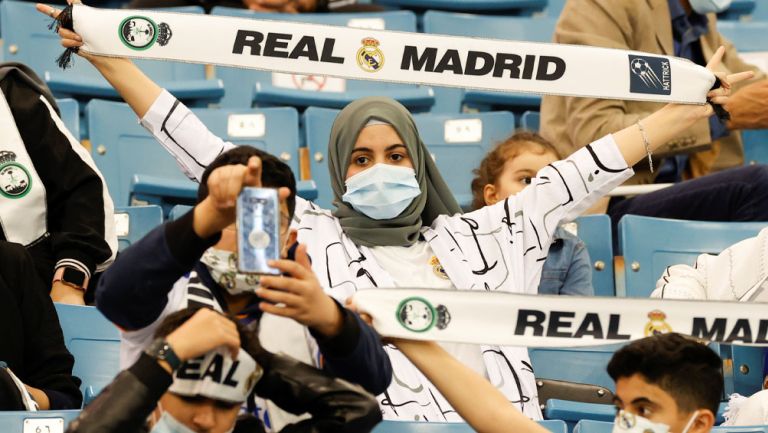 Afición del Real Madrid en el King Fahd International Stadium