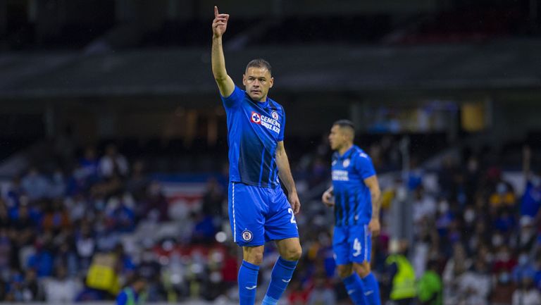 Pablo Aguilar en partido con Cruz Azul