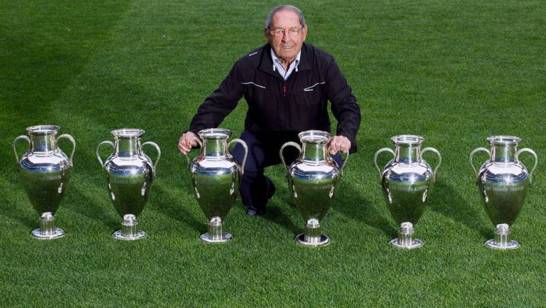 Paco Gento posa con las seis Copas de Europa que ganó 