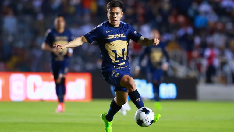 Marco García en acción con Pumas