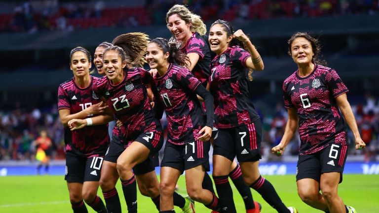 Jugadoras de la Selección Mexicana Femenil celebrando gol