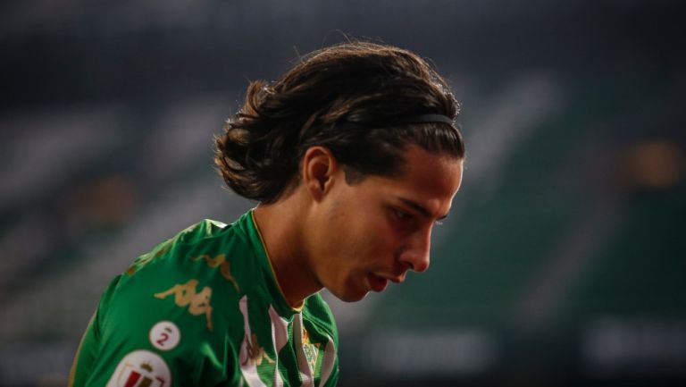 Diego Lainez durante un partido con el Betis