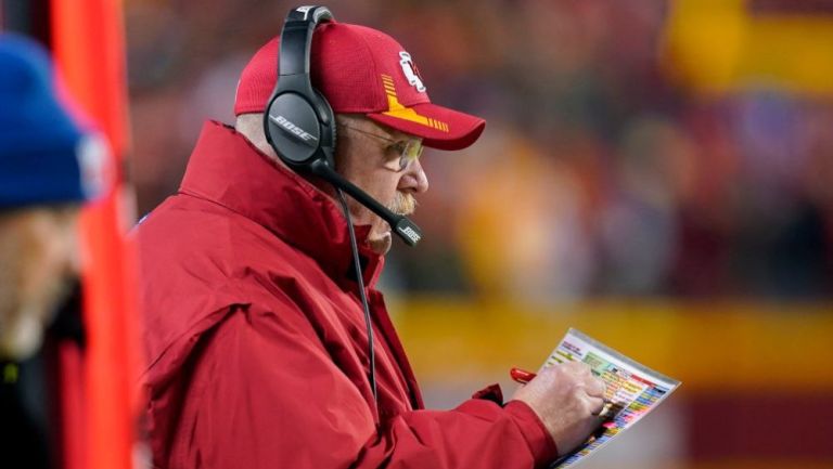 Andy Reid dirigiendo a los Chiefs