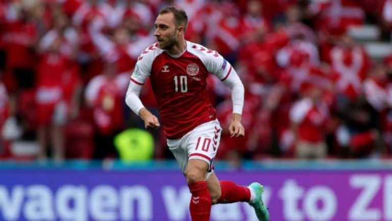 Christian Eriksen jugando partido con la Selección de Dinamarca