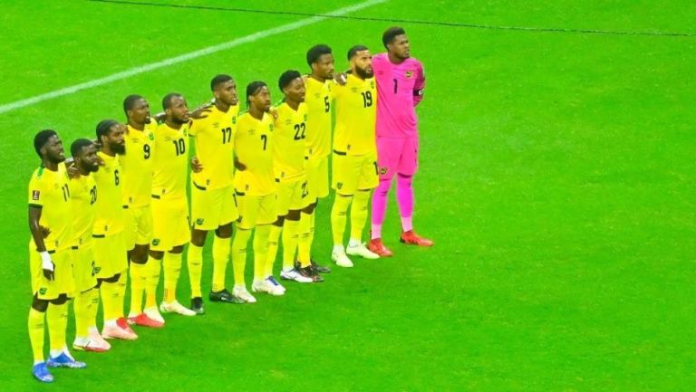 Jugadores de Jamaica entonando su Himno Nacional