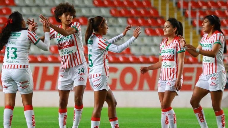 Jugadoras de Necaxa Femenil celebrando victoria ante Pumas