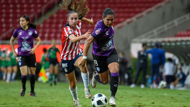 Michelle González durante un partido con Chivas