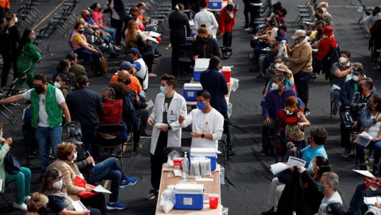 Personas esperando recibir su vacuna