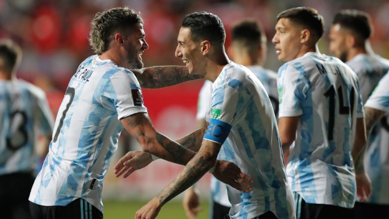 Jugadores de Argentina festejan una anotación