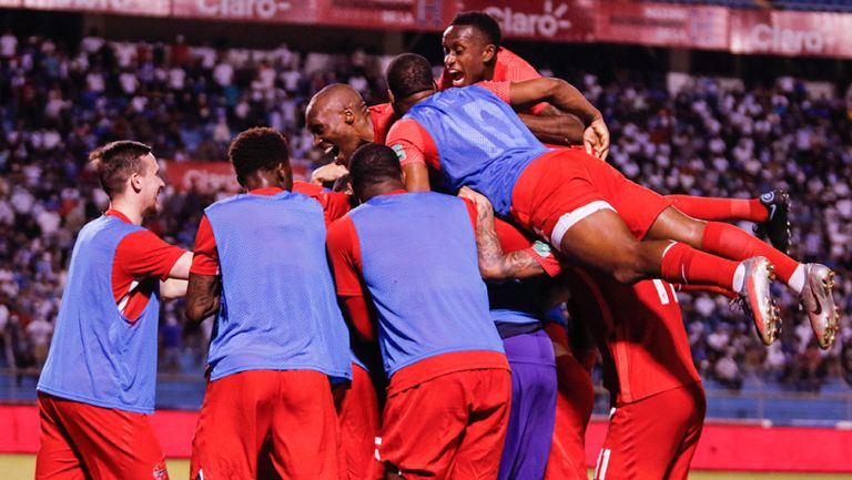 Jugadores de Canadá festejan uno de los goles