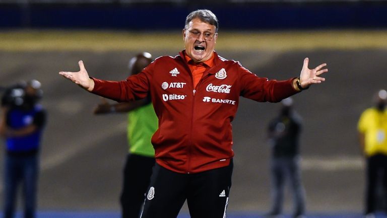 Gerardo 'Tata' Martino dirigiendo a la Selección Mexicana