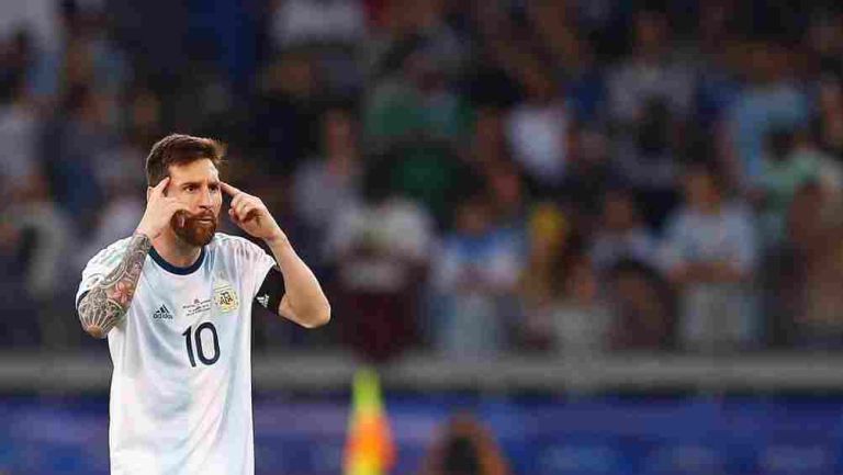 Messi pidiendo concentración en un partido de Argentina 