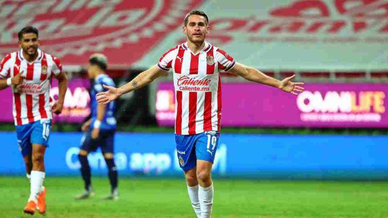 Jesús Angulo celebrando en gol con Chivas 