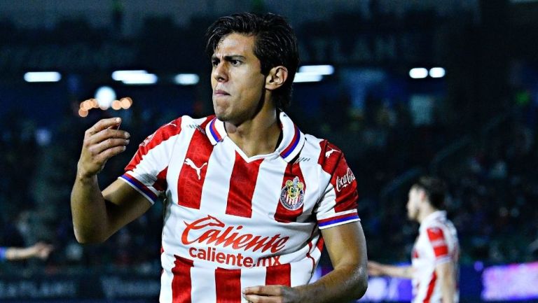 Macías festeja un gol con Chivas