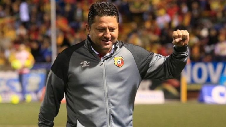 Jafet Soto dirigiendo al equipo de Herediano en Costa Rica