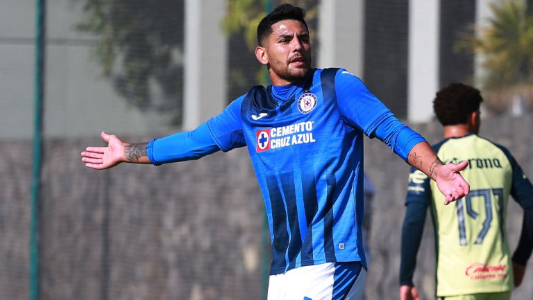 Lucas Passerini durante un duelo con Cruz Azul 