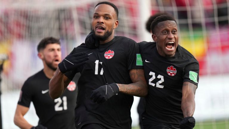 Cyle Larin en festejo con Canadá ante EUA