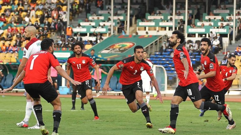 Jugadores egipcios festejando gol vs Marruecos