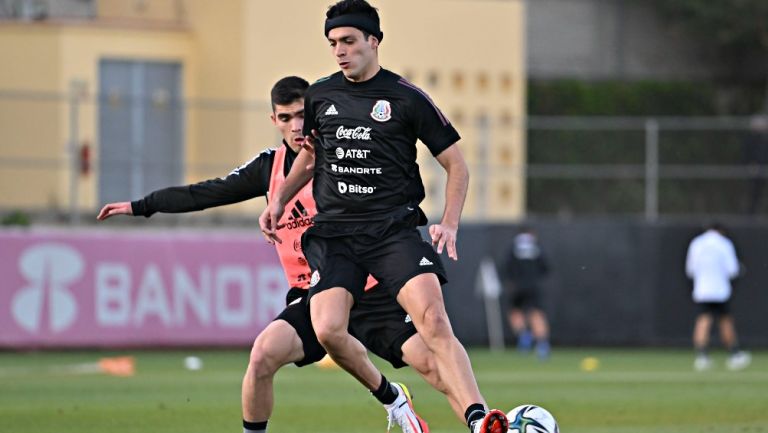 Raúl Jiménez durante entrenamiento