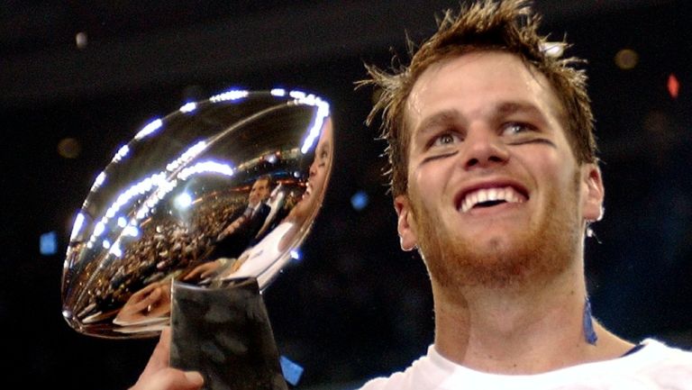 Tom Brady posa con trofeo