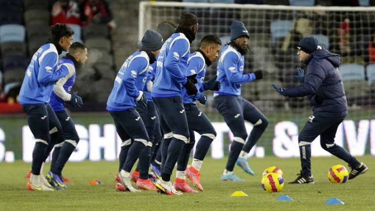 Jugadores hondureños, calentendo previo al partido contra EU