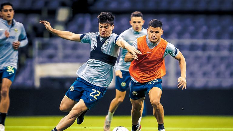 Jugadores de América durante la práctica en el Azteca