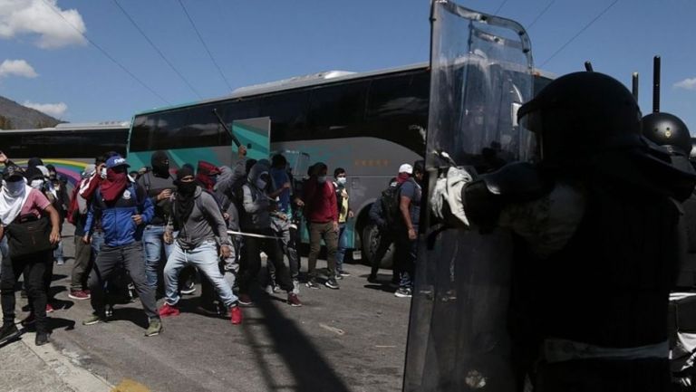 Estudiantes de Ayotzinapa se enfrentaron a la Guardia Nacional