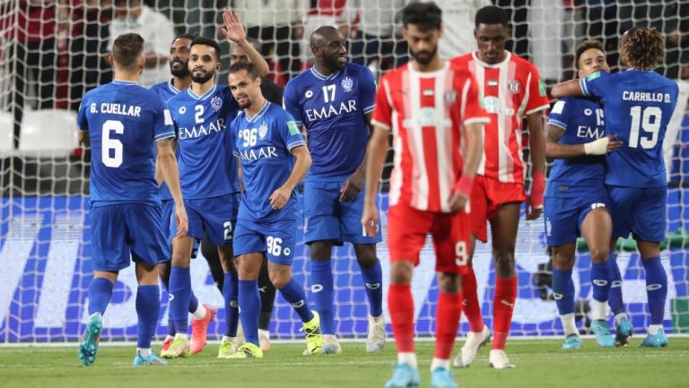 Jugadores del Al Hilal celebran en partido ante Al Jazira
