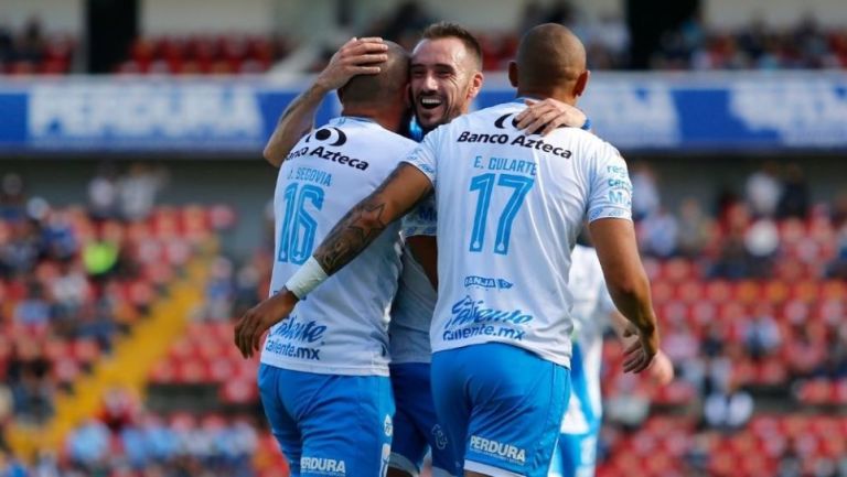 Jugadores del Puebla festejando un gol