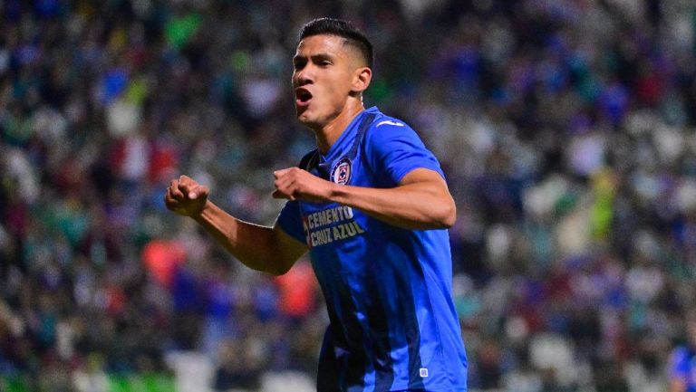 Uriel Antuna festejando gol con Cruz Azul ante León