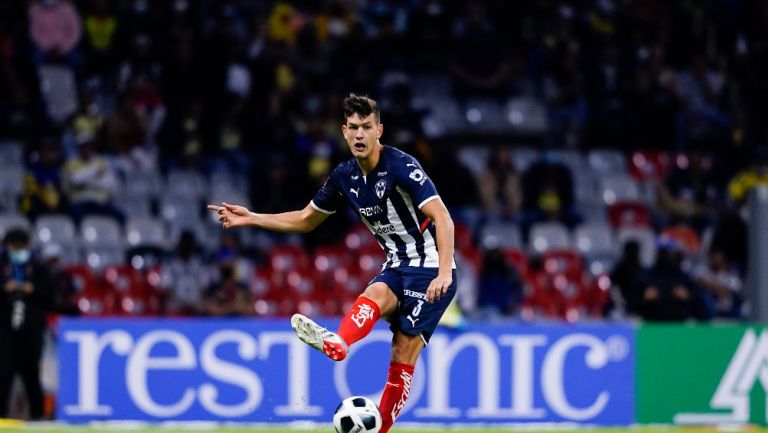 César Montes durante un partido con Rayados