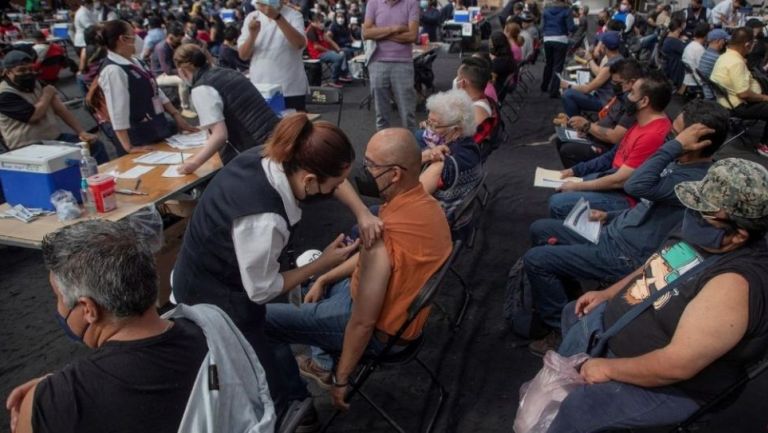 Personas de México acudiendo a vacunarse