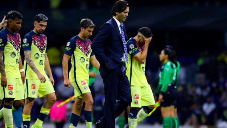 Santiago Solari junto con jugadores del América