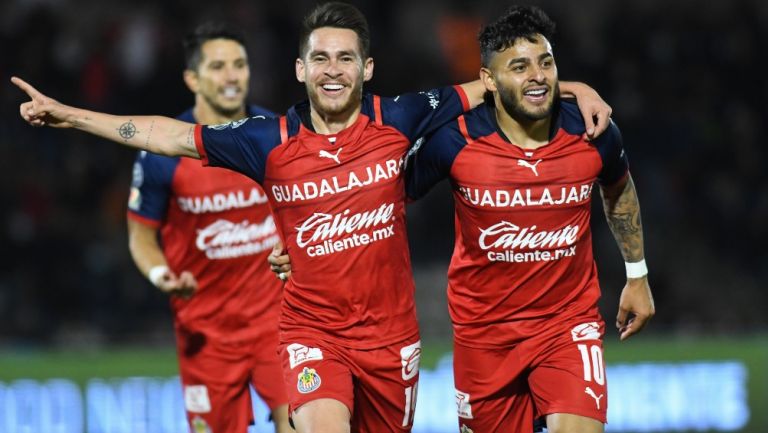 Jesús Angulo celebra junto a Alexis Vega