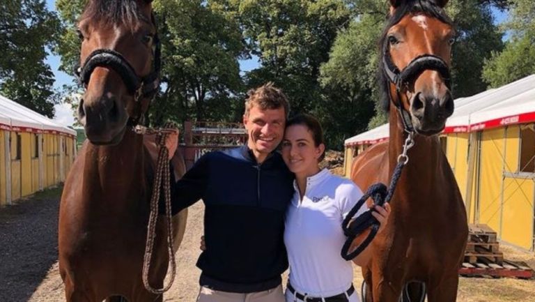 Thomas Müller junto a su esposa y sus caballos