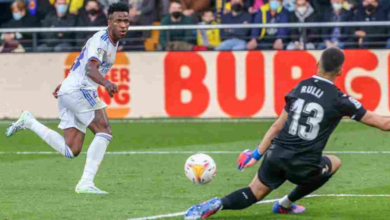 Vinicius Jr. tirando a la portería de Rulli 