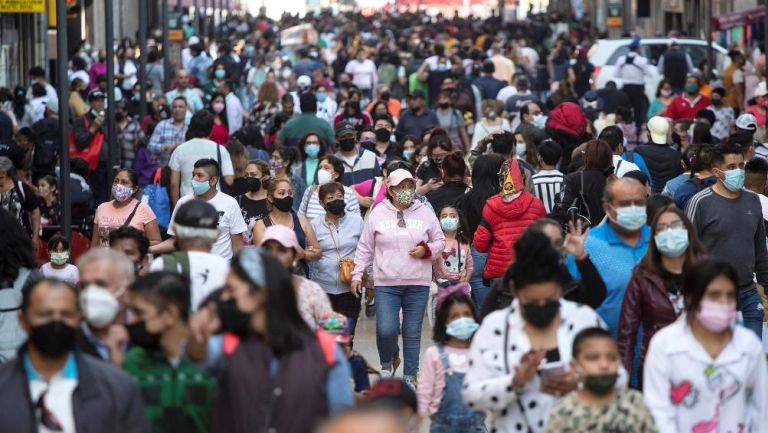 Multitud de gente caminando en calles de la Ciudad de México