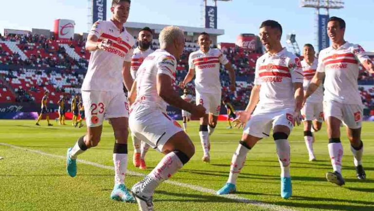 Jugadores de Toluca celebrando el único gol ante San Luis 