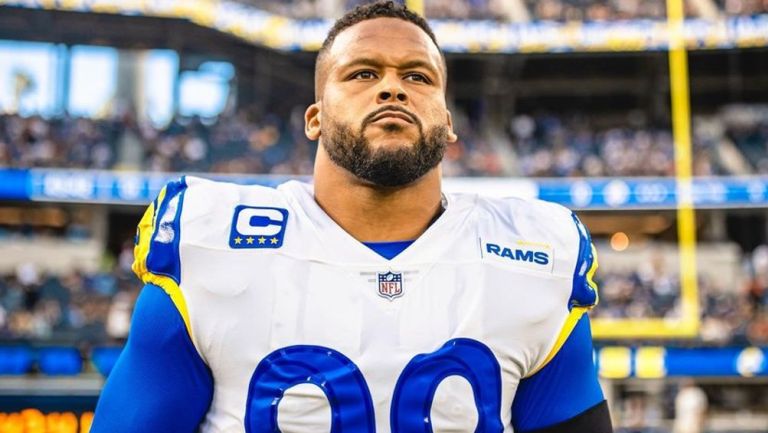 Aaron Donald jugando partido de la NFL con Los Angeles Rams