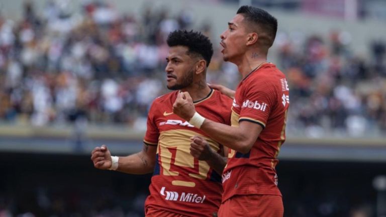 Rogerio y Favio celebrando un gol a favor de Pumas