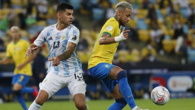 Cristian Romero pelea por un balón con Neymar