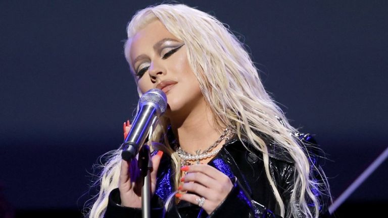 Christina Aguilera cantando durante concierto