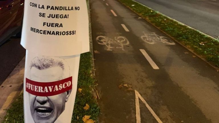 Protesta con el arco del triunfo de fondo