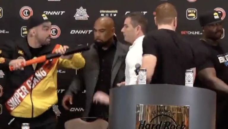 Video: Boxeador amenazó con un bate a su rival en conferencia
