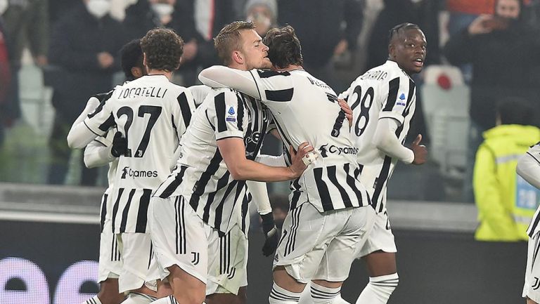 Jugadores de la Juventus festejan un gol