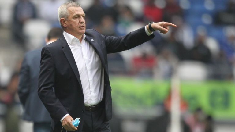 Javier Aguirre dirigiendo ante Atlético de San Luis